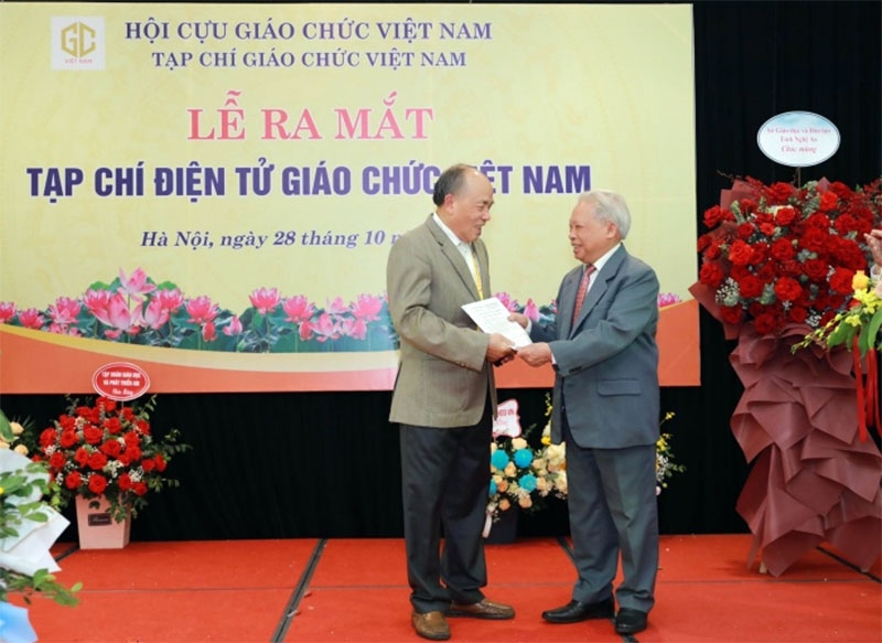 Giáo chức Việt Nam: Giáo chức Việt Nam là một trong những nhóm người có ảnh hưởng trực tiếp đến sự phát triển của đất nước. Hãy xem hình ảnh liên quan để hiểu rõ hơn về công việc và trách nhiệm của những người được giao trọng trách này trong xã hội Việt Nam hiện nay.