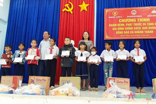 Tặng quà, khám bệnh, cấp thuốc miễn phí tại Khánh Hòa