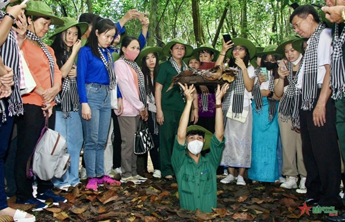 Giao lưu gia đình Việt với sinh viên Lào, Campuchia tại địa đạo Củ Chi