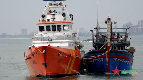 Tàu SAR 412 kịp thời ứng cứu 13 thuyền viên gặp nạn trên biển