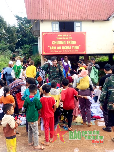 Trung đoàn 726 với chương trình “Tấm áo nghĩa tình” vùng biên