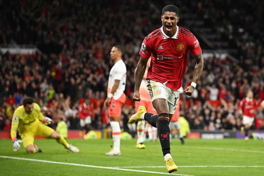 MU thắng tối thiểu, Arsenal dẫn đầu Ngoại hạng Anh