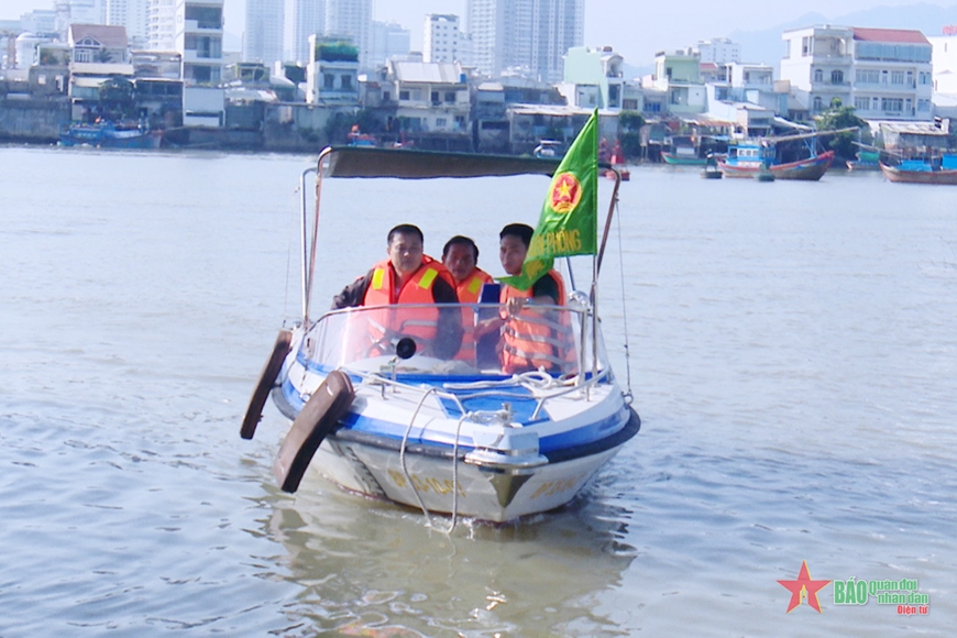 Bộ đội Biên phòng tỉnh Khánh Hòa cứu nạn ngư dân bị chìm tàu