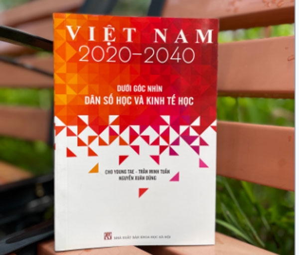 Từ hai điểm nhìn tham chiếu