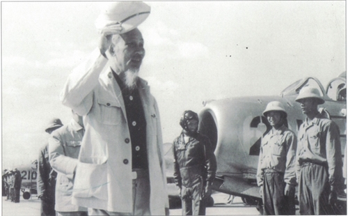 Ngày 9-11-1964, Bác thăm cán bộ, chiến sĩ Đoàn Không quân 921