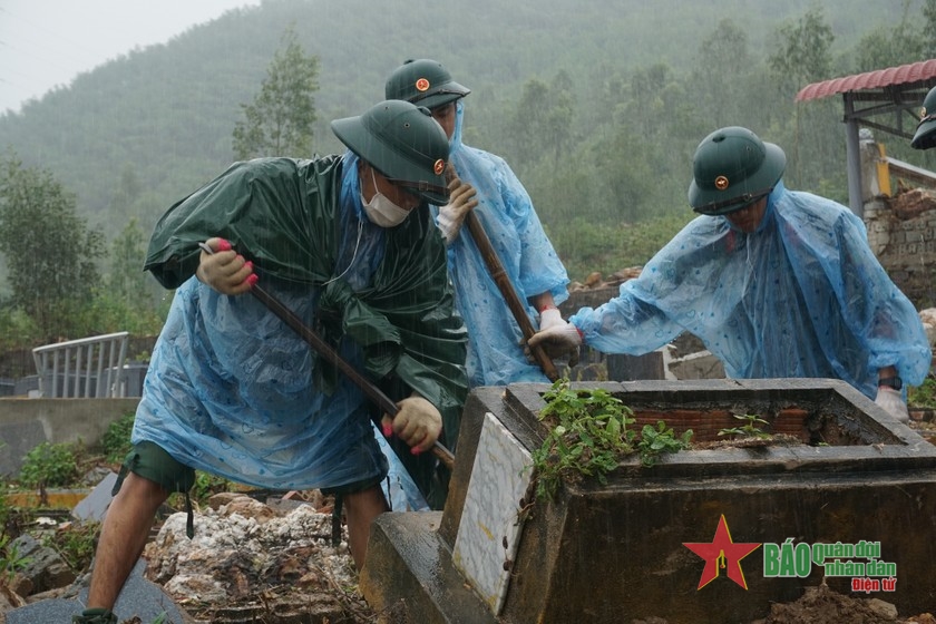 Lực lượng vũ trang thành phố Đà Nẵng: Nỗ lực giúp dân tìm người đã khuất