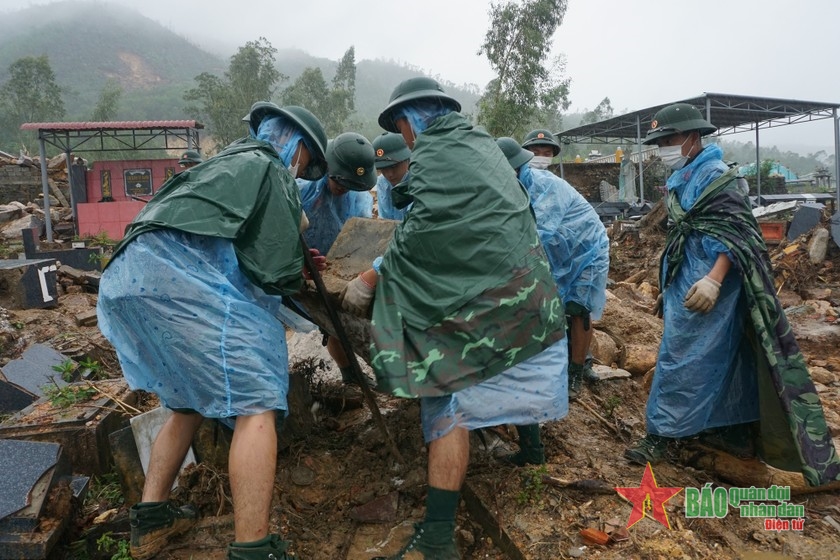 Lực lượng vũ trang thành phố Đà Nẵng: Nỗ lực giúp dân tìm người đã khuất