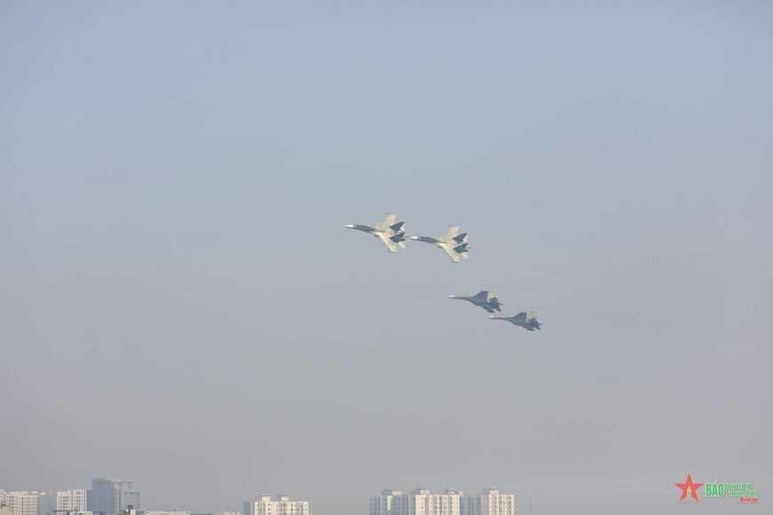 Tiêm kích Su-30MK2 trình diễn thả bẫy mồi nhiệt trên bầu trời Hà Nội - Ảnh 11.