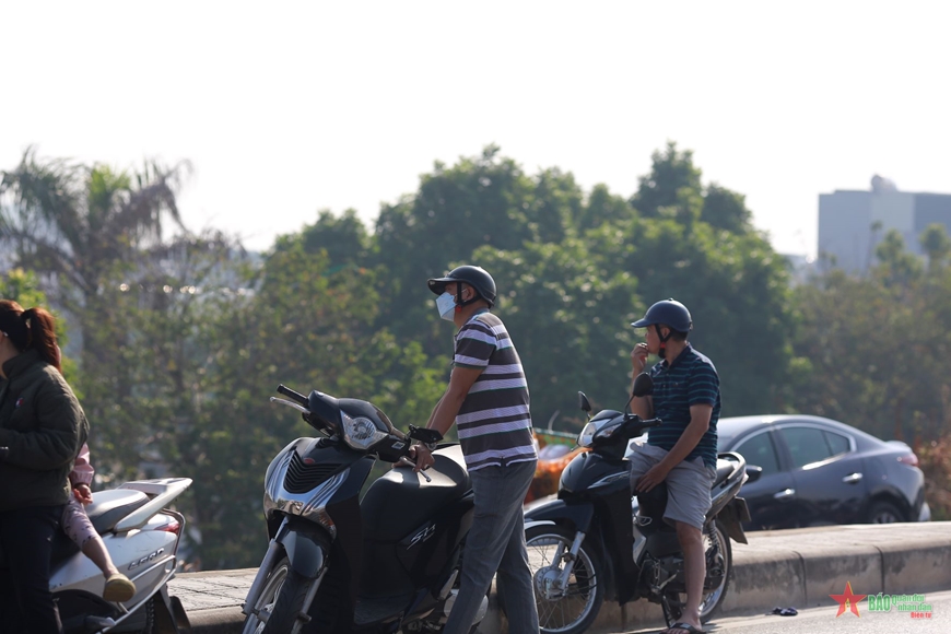 Máy bay chiến đấu Sukhoi và trực thăng Mi thao diễn trên bầu trời Thủ đô Hà Nội