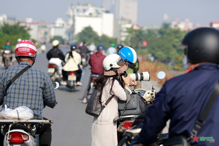 Máy bay chiến đấu Sukhoi và trực thăng Mi thao diễn trên bầu trời Thủ đô Hà Nội