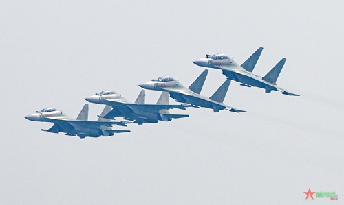 Máy bay chiến đấu Su-30MK2 và trực thăng Mi hợp luyện trên bầu trời Thủ đô Hà Nội