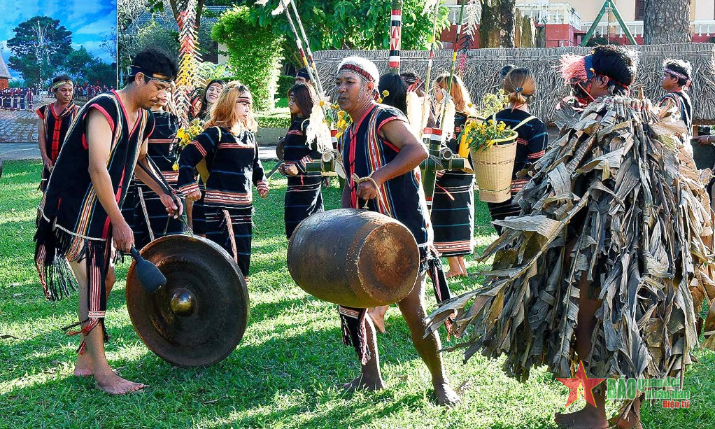 Độc đáo lễ cúng nhà rông mới của đồng bào Gia Rai