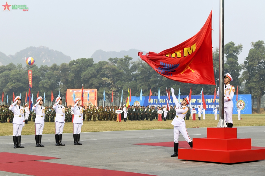 Giải Bắn súng quân dụng Lục quân ASEAN: Được tổ chức hàng năm, Giải Bắn súng quân dụng Lục quân ASEAN là một sự kiện quốc tế thu hút sự tham gia của các đội tuyển bắn súng quân dụng của các nước trong khu vực. Hãy xem bức ảnh này và cảm nhận sự tinh tế và chính xác trong từng đợt bắn. Đây là cơ hội tuyệt vời để khám phá và học hỏi từ những đội tuyển hàng đầu trong ASEAN.