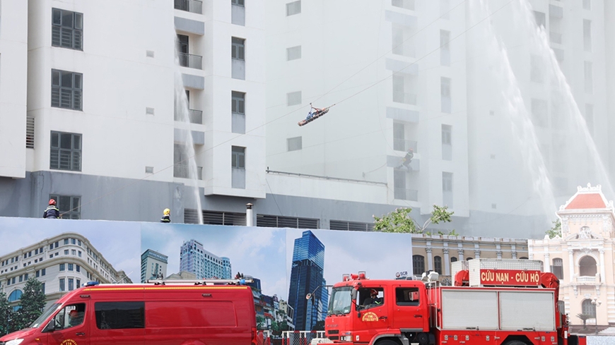 TP Hồ Chí Minh diễn tập tình huống xảy ra trên tòa nhà cao tầng ngày 30-10. Ảnh: thanhnien.com