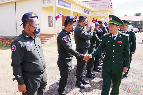 Bộ đội Biên phòng tỉnh Đắk Nông chúc mừng lực lượng vũ trang tỉnh Mondulkiri nhân dịp 69 năm Quốc khánh Campuchia
