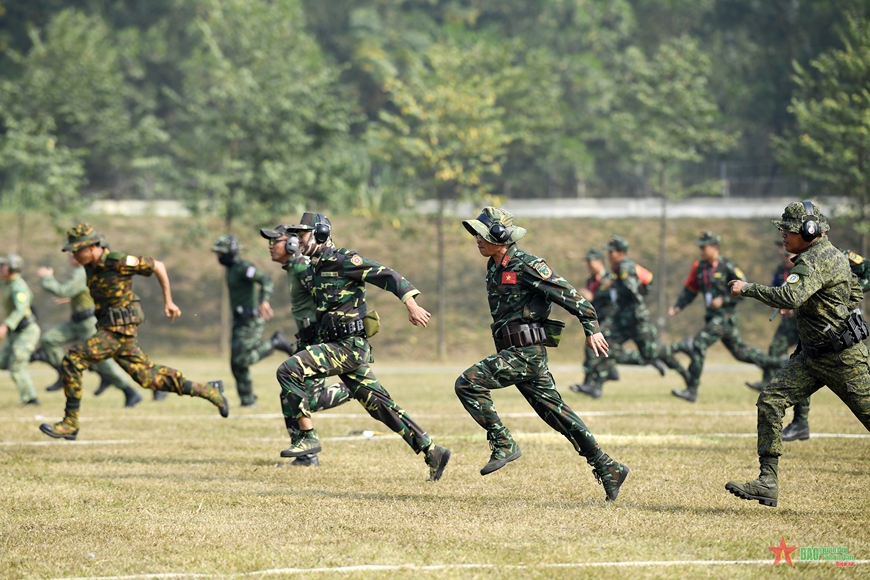 AARM-30: Các xạ thủ ASEAN thể hiện tinh thần đồng đội trên thao trường