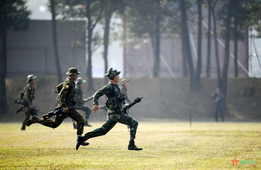 AARM-30: Các xạ thủ ASEAN thể hiện tinh thần đồng đội trên thao trường