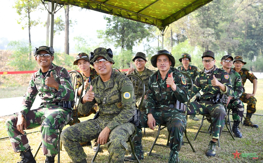AARM-30: Các xạ thủ ASEAN thể hiện tinh thần đồng đội trên thao trường