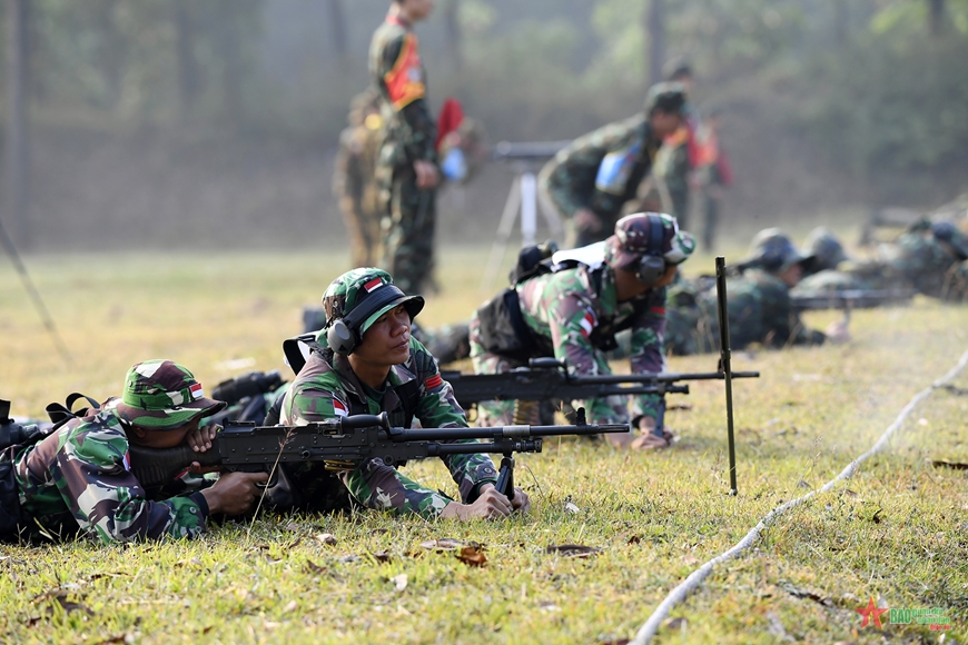 AARM-30: Các xạ thủ ASEAN thể hiện tinh thần đồng đội trên thao trường