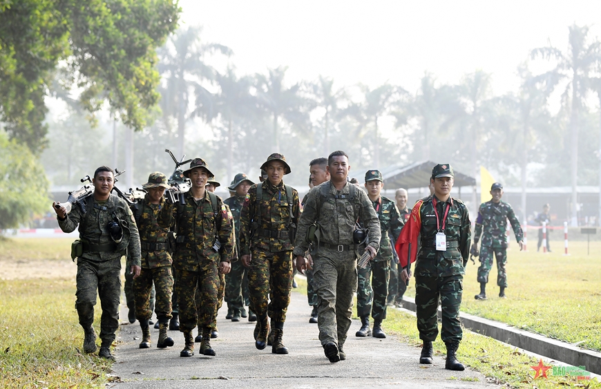 AARM-30: Các xạ thủ ASEAN thể hiện tinh thần đồng đội trên thao trường