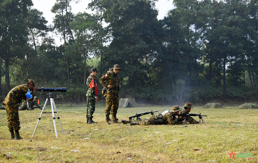 AARM-30: Các xạ thủ ASEAN thể hiện tinh thần đồng đội trên thao trường