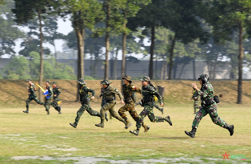 AARM-30: Các xạ thủ ASEAN thể hiện tinh thần đồng đội trên thao trường