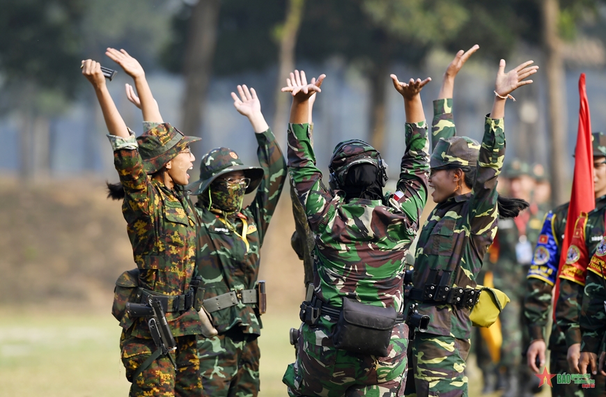 AARM-30: Các xạ thủ ASEAN thể hiện tinh thần đồng đội trên thao trường