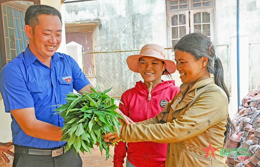 Tám năm liên tục là chiến sĩ thi đua
