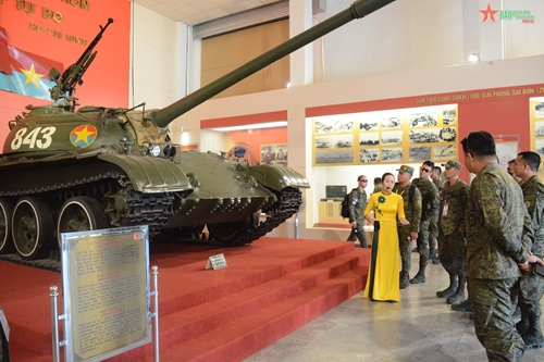 Đoàn xạ thủ ASEAN tham quan Bảo tàng Lịch sử Quân sự Việt Nam