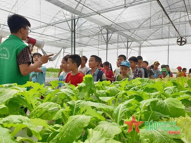 Du lịch nông nghiệp: Cùng khám phá thế giới đầy màu sắc của du lịch nông nghiệp để khám phá những điều thú vị và hấp dẫn về nền văn hóa và ẩm thực của mỗi địa phương. Xem hình ảnh và trải nghiệm những ngày thực tế khi đóng vai trò như một nông dân để trải nghiệm cảm giác mới lạ và gần gũi với thiên nhiên và đời sống của người dân nơi đó.