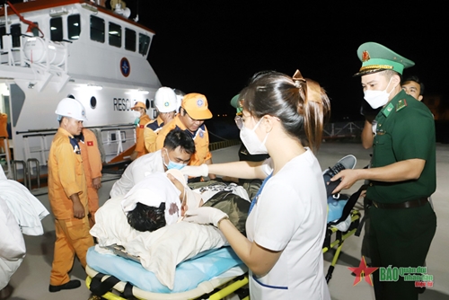 ベトナム MRCC は、作業中に事故にあった 2 人のフィリピン人乗組員に応急処置を行います