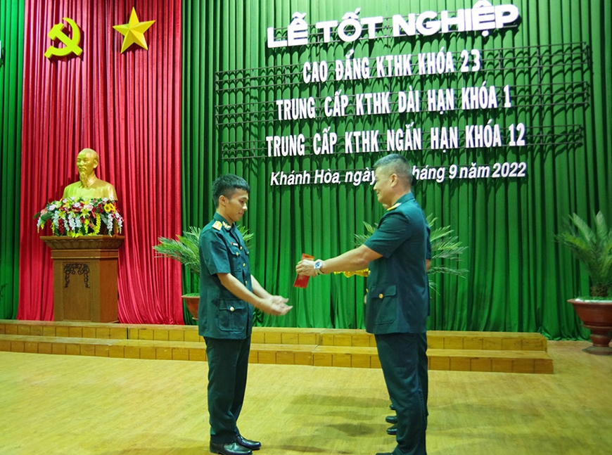 Thủ khoa học giỏi, rèn nghiêm