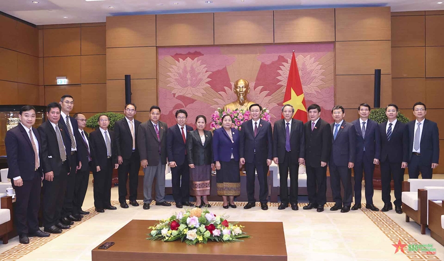 Chủ tịch Quốc hội Vương Đình Huệ tiếp Trưởng ban Tổ chức Đảng Nhân dân Cách mạng Lào