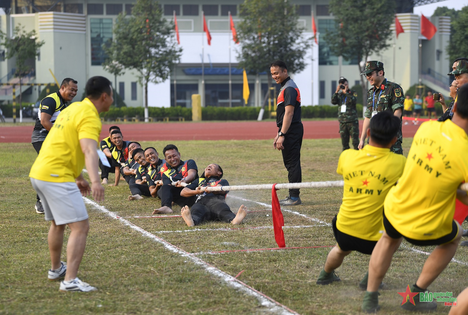 Thắm tình đoàn kết, hữu nghị