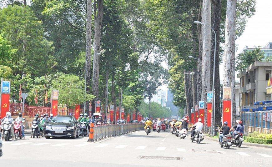 TP Hồ Chí Minh con phố, con hẻm được trang trí cờ hoa, cây cảnh đẹp đẽ