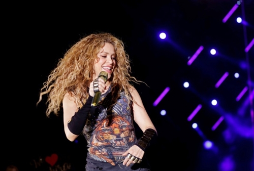 Ca sĩ Shakira tiếp tục lượt loại tư trình trình diễn bên trên World Cup