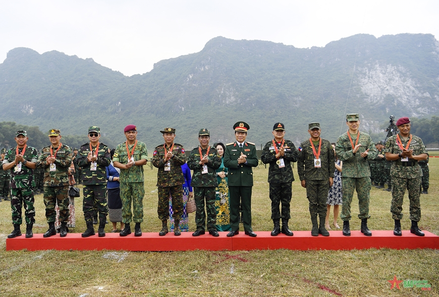 Tư lệnh Lục quân các nước ASEAN giao lưu bắn súng