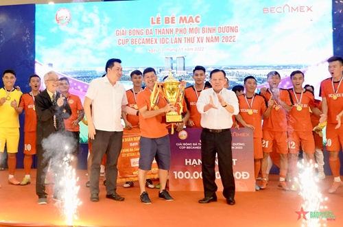 Trao thưởng giải Bóng đá Thành phố mới Bình Dương-Cúp Becamex IDC lần thứ 15