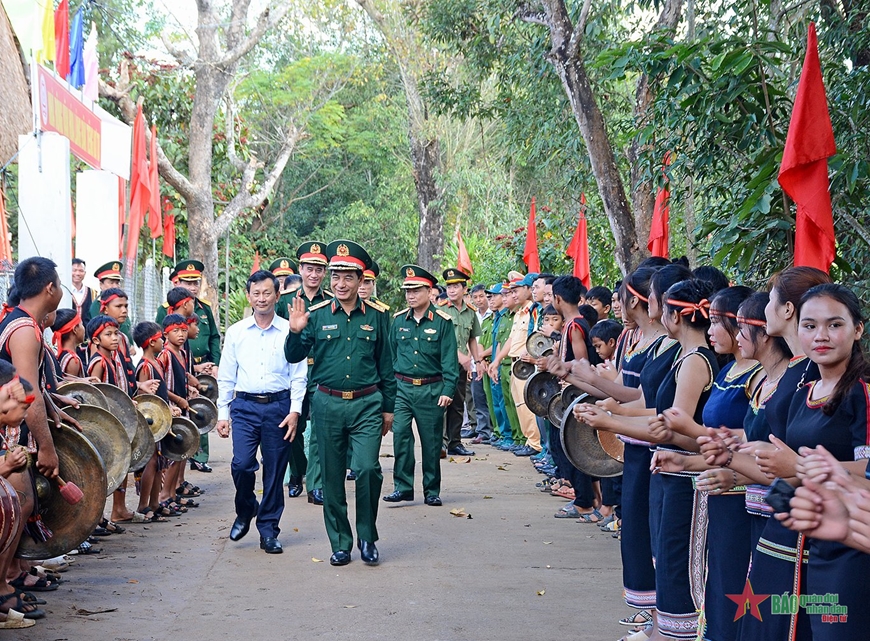 Đại tướng Phan Văn Giang dự Ngày hội đại đoàn kết toàn dân tộc tại Kon Tum