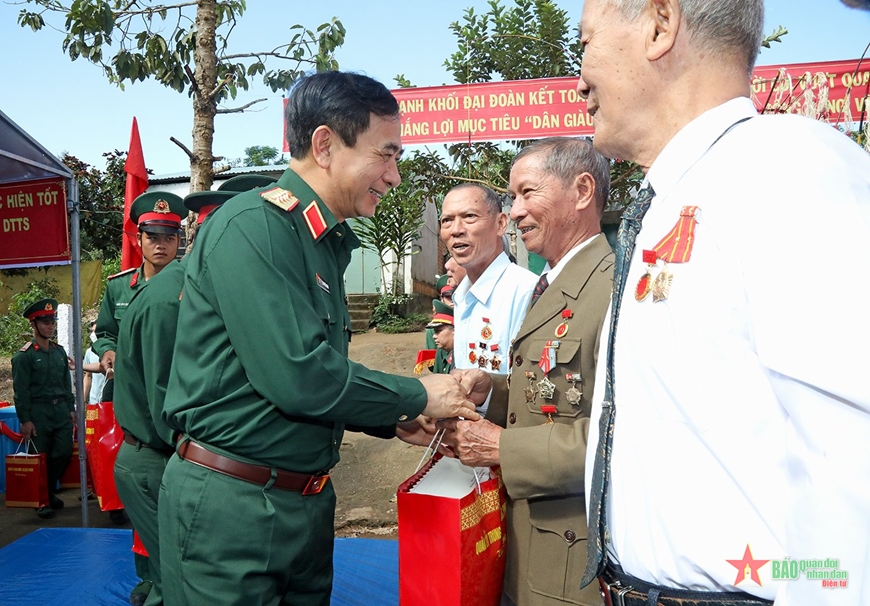 Đại tướng Phan Văn Giang dự Ngày hội đại đoàn kết toàn dân tộc tại Kon Tum