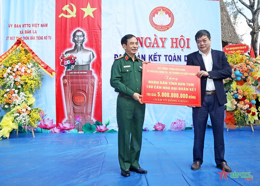 Đại tướng Phan Văn Giang dự Ngày hội đại đoàn kết toàn dân tộc tại Kon Tum