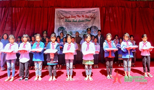 Điện Biên: Gần 500 suất quà tặng phụ nữ và học sinh vùng cao