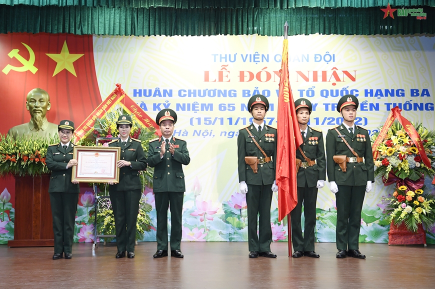 Thư viện Quân đội đón nhận Huân chương Bảo vệ Tổ quốc hạng Ba