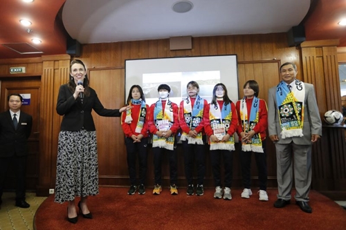 Thủ tướng New Zealand giao lưu cùng đội tuyển bóng đá nữ Việt Nam