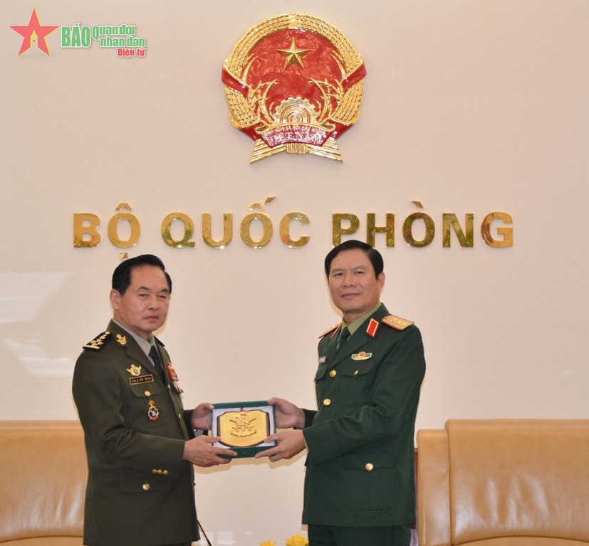 Thượng tướng Nguyễn Tân Cương tiếp Chủ tịch Hội đồng thể thao quân sự Quân đội Hoàng gia Campuchia