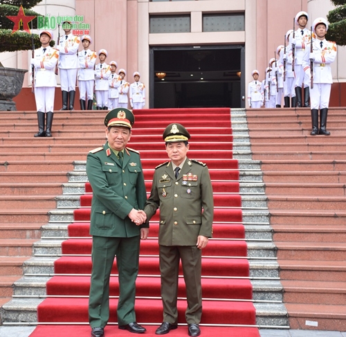 Trung tướng Huỳnh Chiến Thắng hội đàm với Chủ tịch Hội đồng thể thao quân sự Quân đội Hoàng gia Campuchia