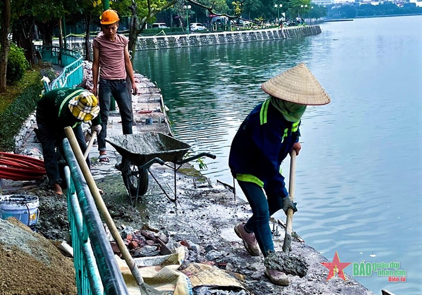 Hồ Tây đang khoác lên mình 