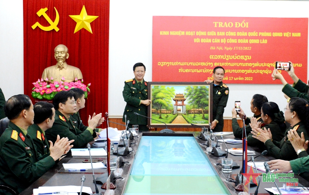 Trao đổi kinh nghiệm hoạt động công đoàn quân đội hai nước Việt Nam - Lào