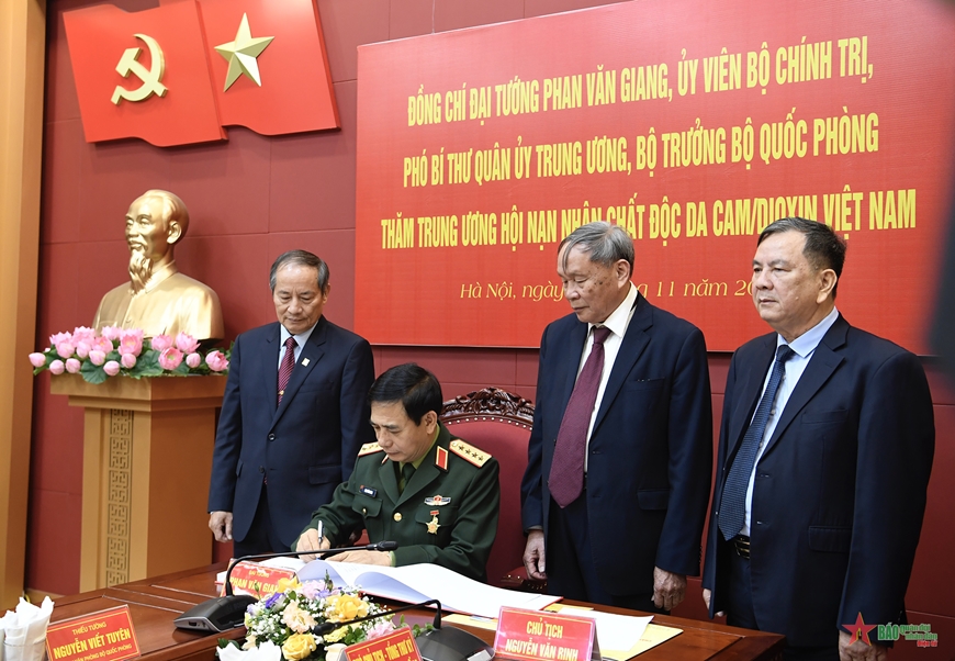 Đại tướng Phan Văn Giang thăm Trung ương Hội Nạn nhân chất độc da cam/dioxin Việt Nam