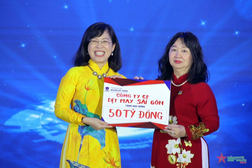Tặng 100% học phí năm học đầu tiên cho thủ khoa đầu vào ngành y